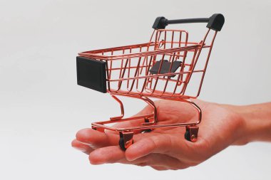 Beyaz arka planda pembe bir tramvayla el ele tutuşuyoruz.