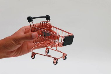 Beyaz arka planda pembe bir tramvayla el ele tutuşuyoruz.