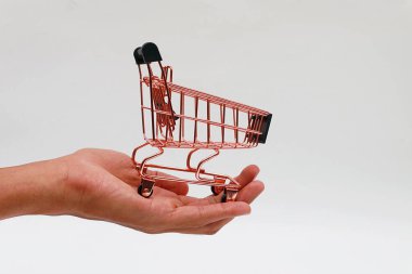 Beyaz arka planda pembe bir tramvayla el ele tutuşuyoruz.