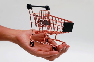 Beyaz arka planda pembe bir tramvayla el ele tutuşuyoruz.