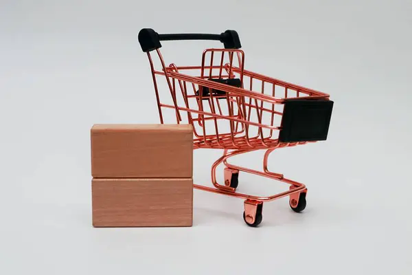 Beyaz arka planda tramvay ve tahta bloklar