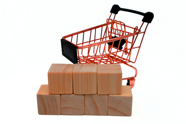 Alışveriş arabası ve tahta bloklar beyaz arka planda