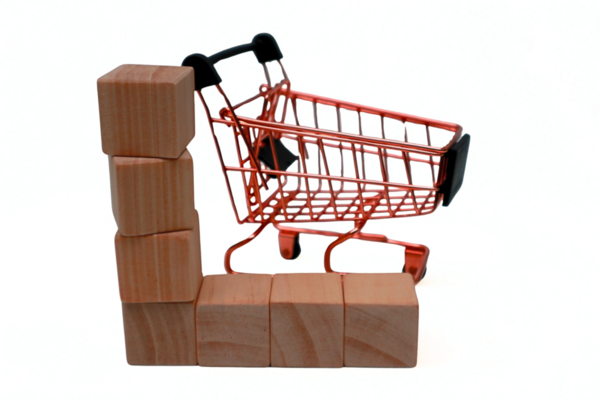 Alışveriş arabası ve tahta bloklar beyaz arka planda