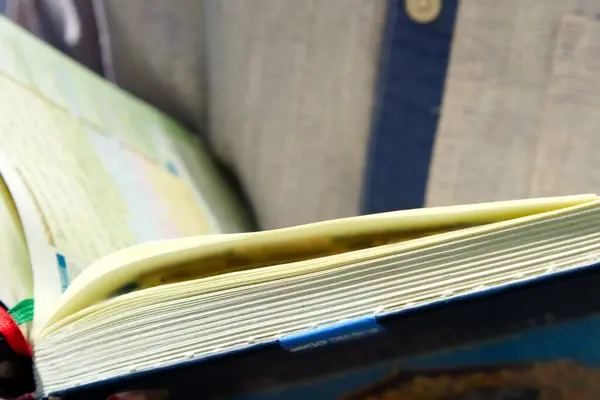 Kuran 'ı tutan eller, İslam' ın kutsal kitabı.                               