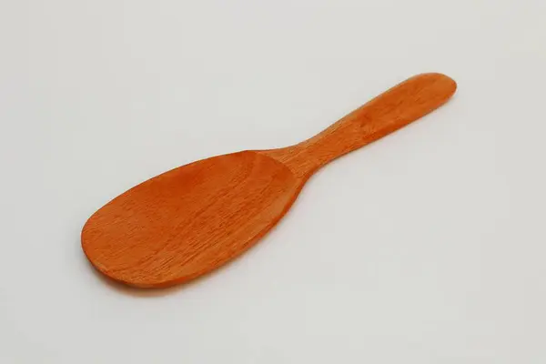 Beyaz arka planda çevre dostu ahşap pirinç kaşığı