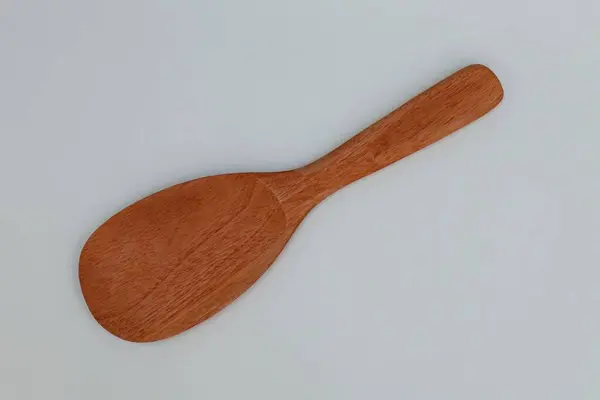 Beyaz arka planda çevre dostu ahşap pirinç kaşığı