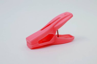 Turuncu Clothespin beyaz arka plan üzerinde