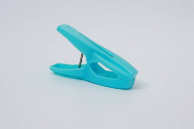 beyaz zemin üzerine mavi clothespin