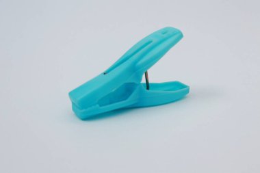 beyaz zemin üzerine mavi clothespin