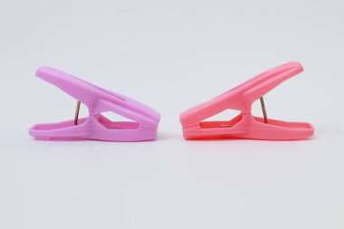 Beyaz arkaplanda renkli mandallar