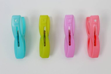 Beyaz arkaplanda renkli mandallar