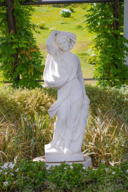 Curitiba Botanik Bahçesi 'nde canlı çiçeklerle çevrili güzel bir heykel. Sanat ve doğa uyum içinde sergileniyor..