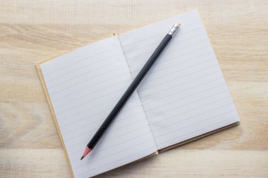 Masada duran defter ve kalem.