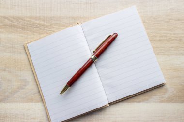 Masada duran defter ve kalem.