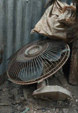 Bu uçurtma çok eski ve paslı ve yenilenirse harika görünür.