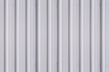 Beyaz metal zemin, parlak çinko çatı.