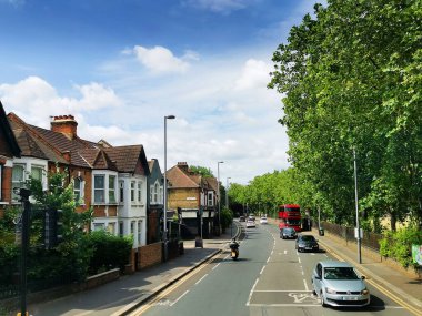 Leyton: Arabalarla dolu bir cadde ve farklı açılardan İngiliz evleri
