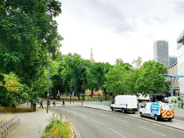 Stratford: Etrafı yeşilliklerle çevrili sessiz bir cadde