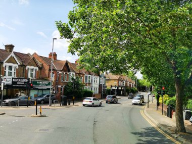 Leyton: Arabalı ve İngiliz evleriyle dolu bir cadde