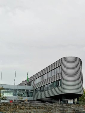 Spor Araştırmaları Fakültesi, Brno Masaryk Üniversitesi, Çek Cumhuriyeti. Modern mimari. Bulutlu ve gri. 