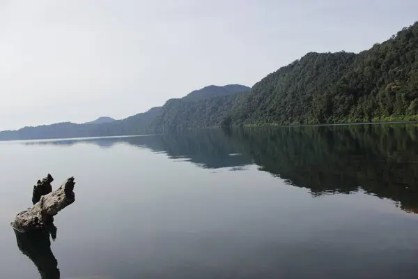Gölleri ve soğuk suyu olan güzel dağlar. Kerinci, Endonezya.