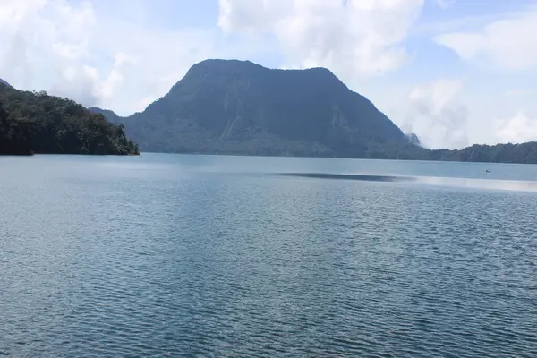 Endonezya - 9 Mart 2015: Yedi dağ zirvesiyle çevrili çok güzel bir göl