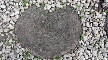 Beyaz çakıl taşlarının arasındaki desenli taş