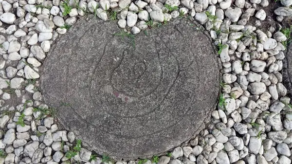 Beyaz çakıl taşlarının arasındaki desenli taş