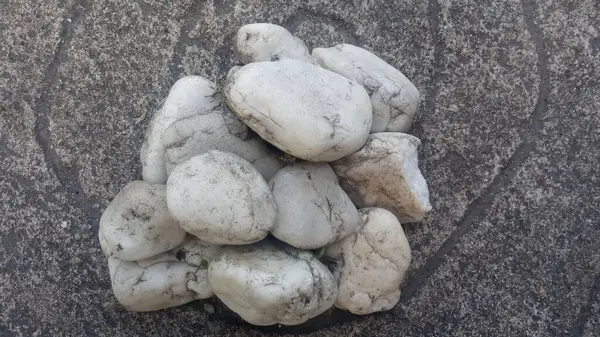 Sert betona yerleştirilmiş beyaz taşların en üstteki görüntüsü