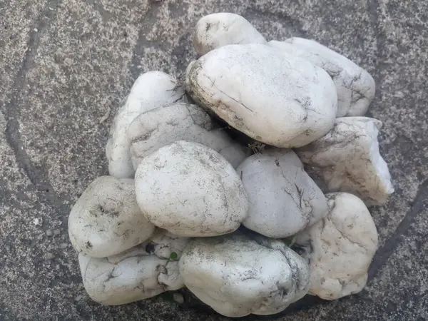 Sert betona yerleştirilmiş beyaz taşların en üstteki görüntüsü