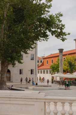 Zadar şehir merkezinde turistler ve Hırvatistan