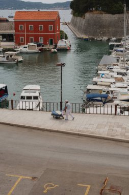 Hırvatistan 'ın Zadar kentinde marina manzarası