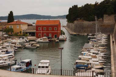 Hırvatistan 'ın Zadar kentinde marina manzarası