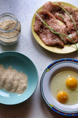 Domuz pirzolası ya da sosis şnitzel hazırlama süreci - un, yumurta, ekmek kırıntıları