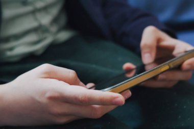 Akıllı telefondan oyun oynayan bir çocuk ellerini ve telefonunu kapat.