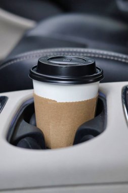 Arabaya koymak için bir fincan kahve.