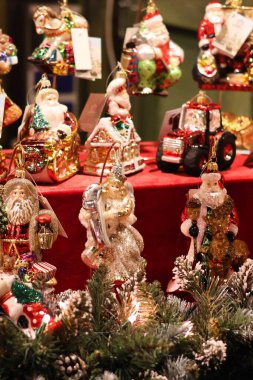 Çeşitli şekillerde renkli cam Noel süsleri.