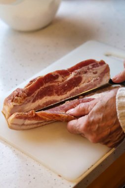 Hazırlık sırasında pastırma yakın çekim, kesme ve pişirme işlemi
