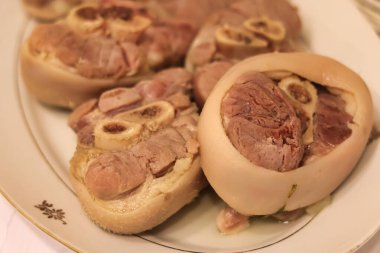 Masadaki tabakta pişmiş domuz şişi yakın plan.