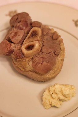 Masadaki tabakta pişmiş domuz şişi yakın plan.