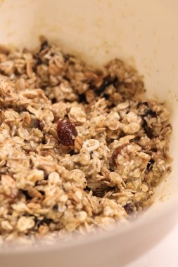 Ev yapımı yulaf ezmeli kurabiye hazırlama süreci - yulaf ezmesi, un, kurutulmuş meyve, tereyağı ve bal karışımından elde edilen çiğ hamur