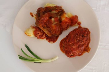 Golabek, golabki- lahana yapraklarına sarılmış ve domates sosunda pişirilmiş kıymalı geleneksel Polonya yemeği..