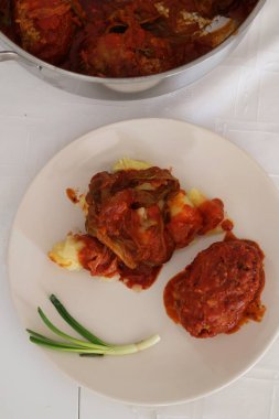 Golabek, golabki- lahana yapraklarına sarılmış ve domates sosunda pişirilmiş kıymalı geleneksel Polonya yemeği..