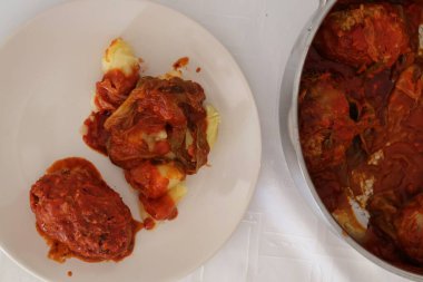 Golabek, golabki- lahana yapraklarına sarılmış ve domates sosunda pişirilmiş kıymalı geleneksel Polonya yemeği..