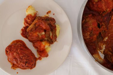 Golabek, golabki- lahana yapraklarına sarılmış ve domates sosunda pişirilmiş kıymalı geleneksel Polonya yemeği..