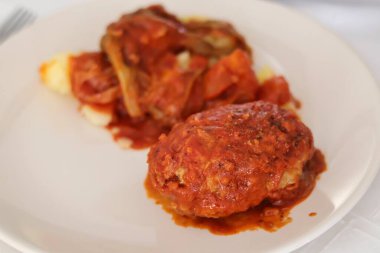 Golabek, golabki- lahana yapraklarına sarılmış ve domates sosunda pişirilmiş kıymalı geleneksel Polonya yemeği..