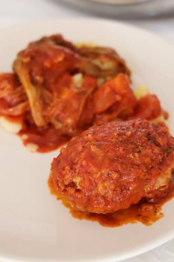 Golabek, golabki- lahana yapraklarına sarılmış ve domates sosunda pişirilmiş kıymalı geleneksel Polonya yemeği..