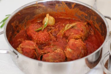 Golabek, golabki- lahana yapraklarına sarılmış ve domates sosunda pişirilmiş kıymalı geleneksel Polonya yemeği..