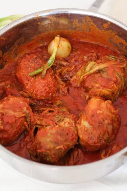 Golabek, golabki- lahana yapraklarına sarılmış ve domates sosunda pişirilmiş kıymalı geleneksel Polonya yemeği..