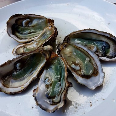 Limonlu istiridye ve maydanoz.